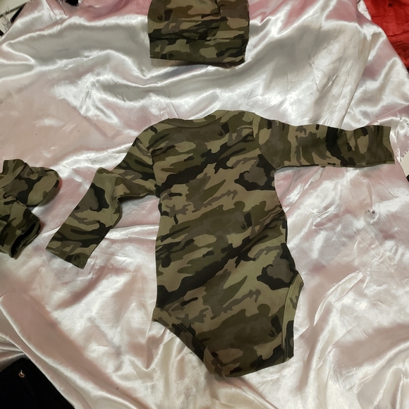 Woodland Creek Camouflage onesy W/ hat* booties/6-9 mo./Nwot - Picture 5 of 5